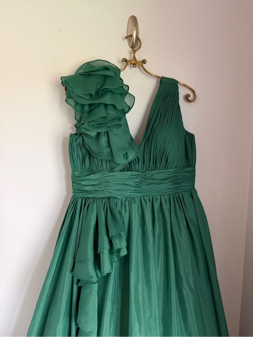 Mac Duggal Emerald Green Ruffle Shoulder V-Neck Chiffon Gown Size 12 - Picture 2 of 10